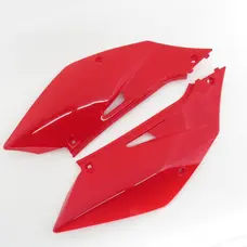 Пластик бічний центральний (л+п) XY200GY-11B (червоний)